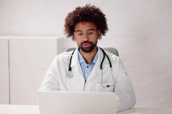 Läkare Som Har Videokonferens Laptop Med Kollegor — Stockfoto