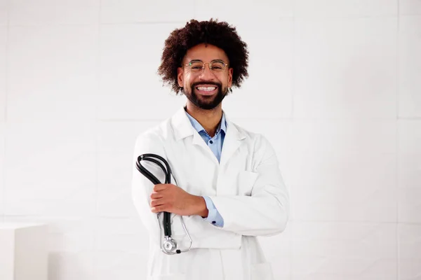 Médico Afroamericano Con Estetoscopio Laboratorio Salud —  Fotos de Stock