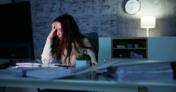 ストレスを受けた疲れたビジネス会計士の女性 怠惰悲しい労働者 — ストック写真