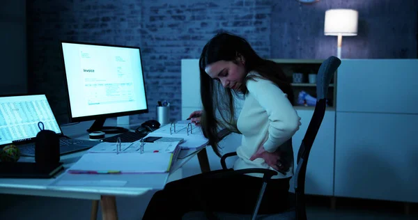 Joven Empresaria Teniendo Dolor Espalda Mientras Está Sentada Escritorio Oficina —  Fotos de Stock