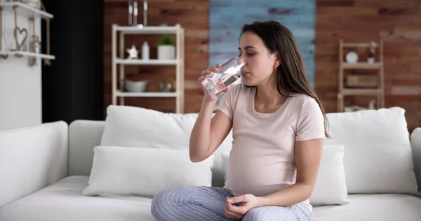 Gravid Kvinna Hand Med Glas Vatten Och Vitamin Piller — Stockfoto