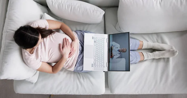 Hamile Kadınlar Evdeki Laptoptan Doktor Görüntüsü — Stok fotoğraf