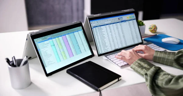 Businesswoman Hand Examining Spreadsheet Laptop Office — Stock fotografie