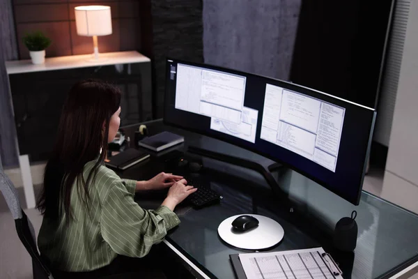 Programador Mujer Codificación Computadora Codificador Chica —  Fotos de Stock