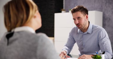 Ofiste görüşen iki kişi. Çalışanları İşe Al