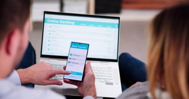 Çift Banka Hesabı Online Kanepede Kontrol Ediyor