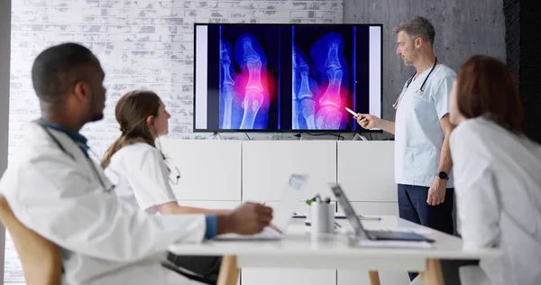 Médecins Radiologues Discutant Images Radiographiques Patients — Photo