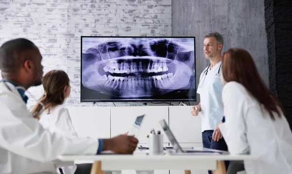 Врачи Стоматологи Смотрят Зубы Xray Помощью Компьютерного Программного Обеспечения — стоковое фото