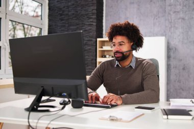 Çevrimiçi Sanal Video Alıştırma Çağrısı Kullanan Adam