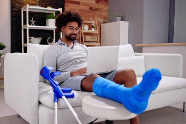 Kırık bacaklı yaralı adam.