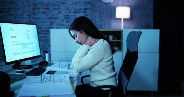 Bilgisayarda çalışırken boyun ağrısı. Kötü Duruş Stres