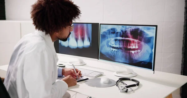 Tandläkare Tittar Tänder Röntgen Scan Datorn — Stockfoto