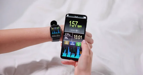 Woman Hand Showing Heart Rate Smart Watch Cell Phone — Fotografia de Stock