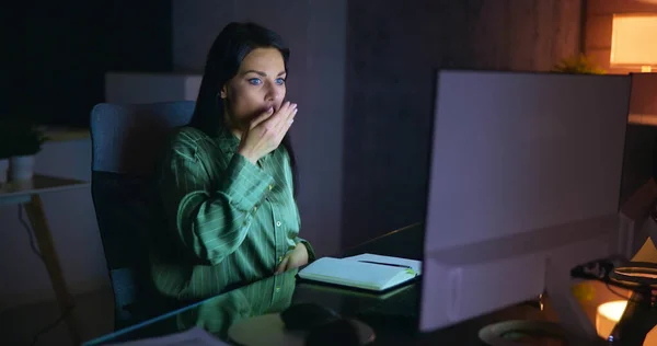 Frustrated Businesswoman Looking Her Computer Screen Dismay — Foto Stock