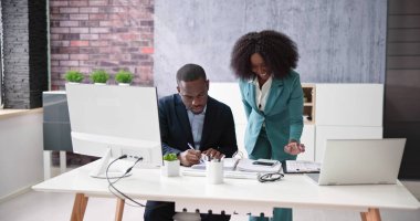 Ofisteki Hesap Makinesini kullanarak Vergi Uygunluğu ve Fatura Hesaplama