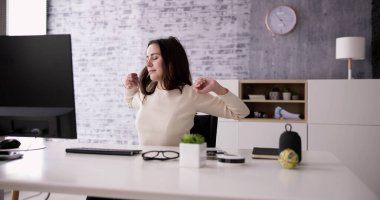Ofiste Masada Otururken Kollarını esnetme Egzersizi