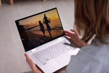 Dizüstü bilgisayarda TV Videosu İzleniyor Koltukta