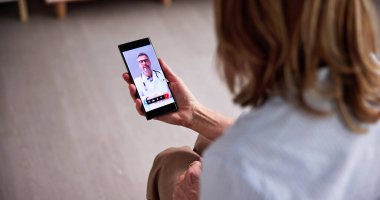 Laptop 'ta Tıp Doktoruyla Çevrimiçi Video Konferansı