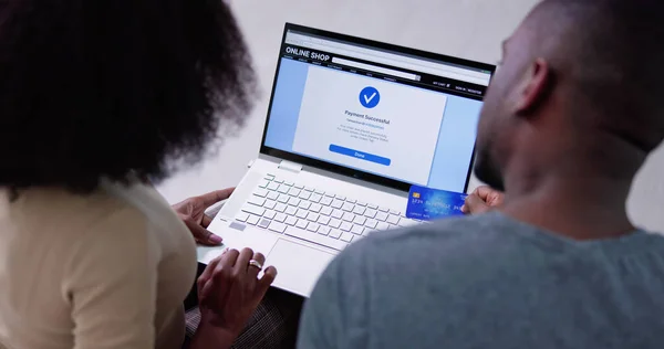 African American Shopping Online Ecommerce Strona Internetowa Korzystanie Laptop — Zdjęcie stockowe