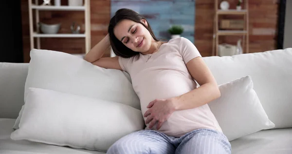 Glückliche Junge Schwangere Frau Sitzt Auf Sofa — Stockfoto