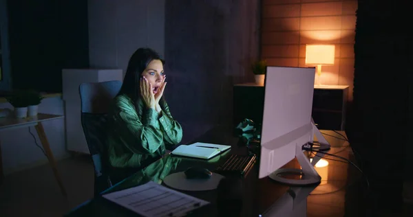 Frustrated Businesswoman Looking Her Computer Screen Dismay — Stock Photo, Image