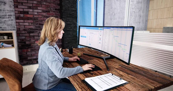 妇女在计算机日历日程上的工作 — 图库照片