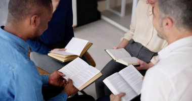 Grup çok ırklı arkadaşıyla birlikte İncil okuma
