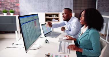 Masaüstü Bilgisayarı Kullanılarak Çalışan Analizci Hesap Tablosu Çalışıyor