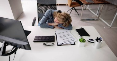 Sıkıcı Patron Kadın Uyuyor. Dinlenmiş Yorgun Çalışan