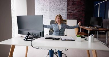 Ofis masasında esneme egzersizi.