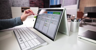 Ofiste Çevik Yazılım Kullanan Proje Yöneticisi