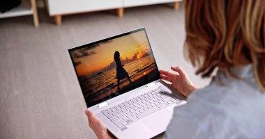 Dizüstü bilgisayarda TV Videosu İzleniyor Koltukta