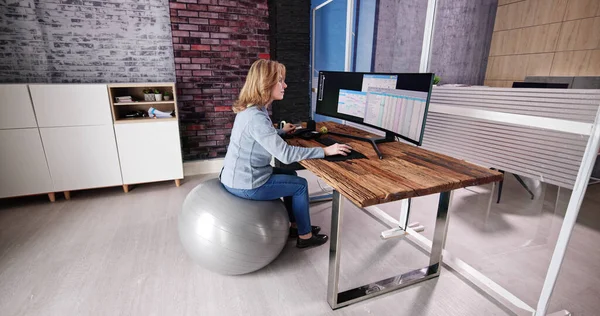 Korrekt Hållning Vid Skrivbordet Kontoret Använda Fitness Ball — Stockfoto
