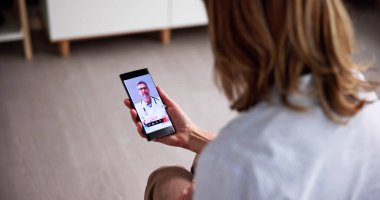 Laptop 'ta Tıp Doktoruyla Çevrimiçi Video Konferansı