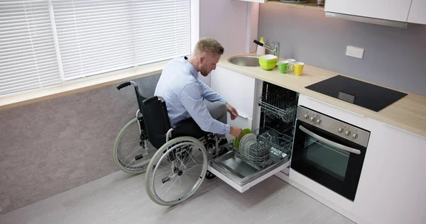 Persona Con Discapacidad Silla Ruedas Usando Lavavajillas Cocina — Foto de Stock