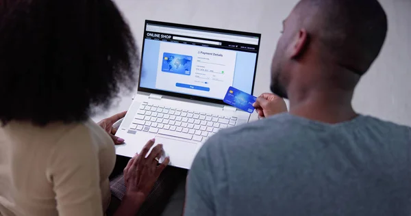 African American Shopping Online Ecommerce Strona Internetowa Korzystanie Laptop — Zdjęcie stockowe