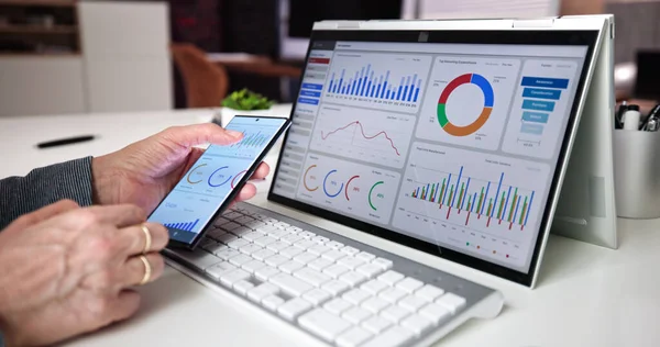 Kpi Dashboard Data Analytics Auf Business Laptop — Stockfoto
