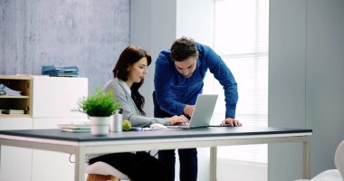 Bilgisayarda eğitim gören iş adamları. Ofisteki Genç Kadın