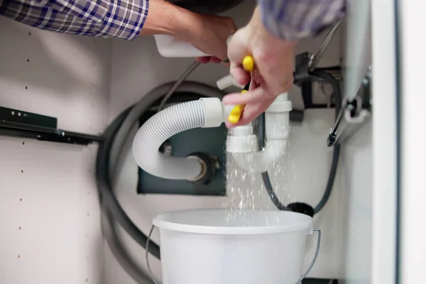 Male Plumber Memperbaiki Sink Pipe Putih Ruang Dapur — Stok Foto