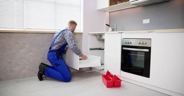 大工キッチン家具の設置と組み立て メンテナンスサービス — ストック写真