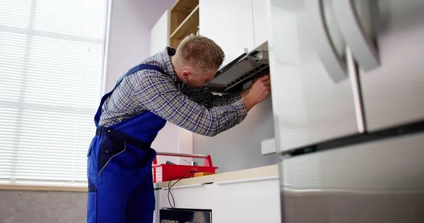 Männliche Arbeiter Der Gesamtprüfung Küchenhaube Mit Multimeter Den Händen — Stockfoto