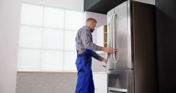 Trabalhador Masculino Reparando Refrigerador Com Chave Fenda Casa — Fotografia de Stock