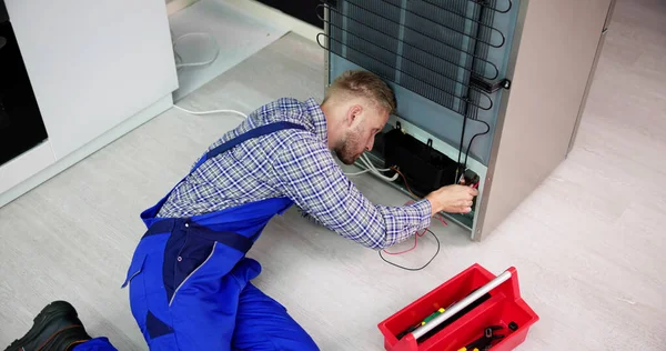 Probando Aparato Eléctrico Usando Multímetro Para Reparar Refrigerador Casa —  Fotos de Stock