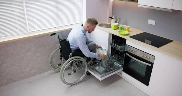 Personne Handicapée Fauteuil Roulant Utilisant Lave Vaisselle Dans Cuisine — Photo