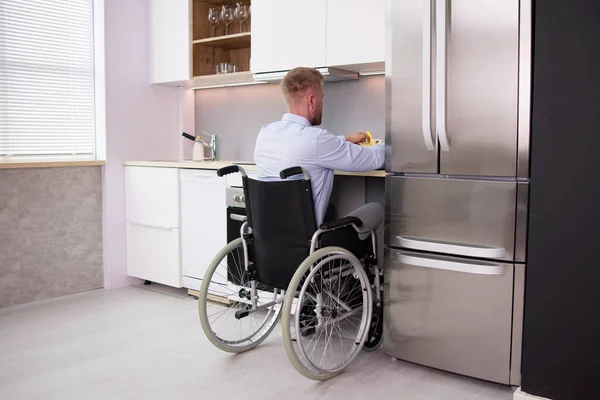 Человек Ограниченными Возможностями Сидит Инвалидном Кресле Готовит Еду Кухне — стоковое фото