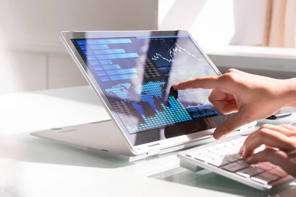 Analista Dados Financeiros Feminino Usando Painel Kpi Laptop — Fotografia de Stock