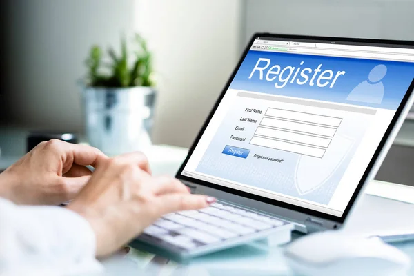 Företagskvinnans Hand Arkivering Online Registreringsformulär Bärbar Dator — Stockfoto