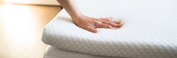 マットレスメモリ泡ベッド ベッドルームのトッパー — ストック写真