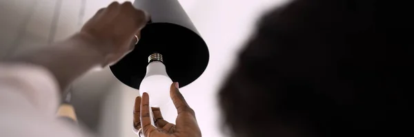 Електрична Світлодіодна Лампочка Змінює Світло Вдома — стокове фото