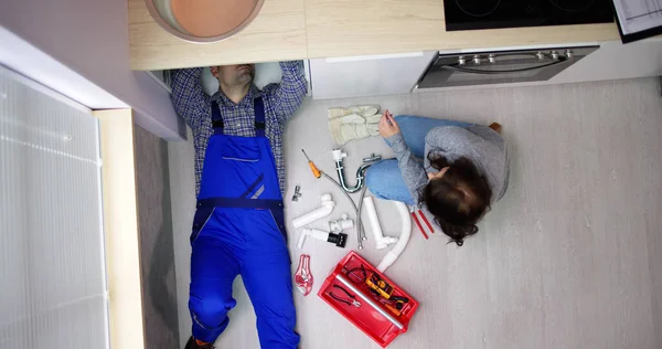 Masalah Kerusakan Pipa Dapur Repairman Woman — Stok Foto